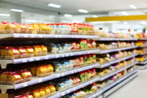 Depositphotos_819637434_XL IA supermercato scaffali corsie prodotti alimentari confezionati ultra processati