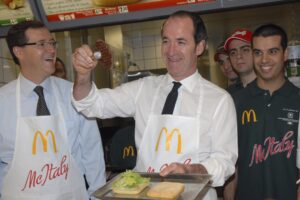 luca zaia 2021 mcdonalds mcitaly In questa foto rilasciata dall'ufficio stampa del Ministero dell'Agricoltura, il Ministro dell'Agricoltura Luca Zaia, al centro, regge un hamburger in un ristorante McDonalds nel centro di Roma, il 26 gennaio 2010. Il ministro dell'Agricoltura italiano difende la sua sponsorizzazione del nuovo hamburger tutto italiano di McDonald's tra le critiche di essersi venduto alle multinazionali e di aver sacrificato la reputazione culinaria dell'Italia. Altri non sono stati identificati. (Foto AP/Ufficio stampa del Ministero dell'Agricoltura, ho) SOLO USO EDITORIALE
