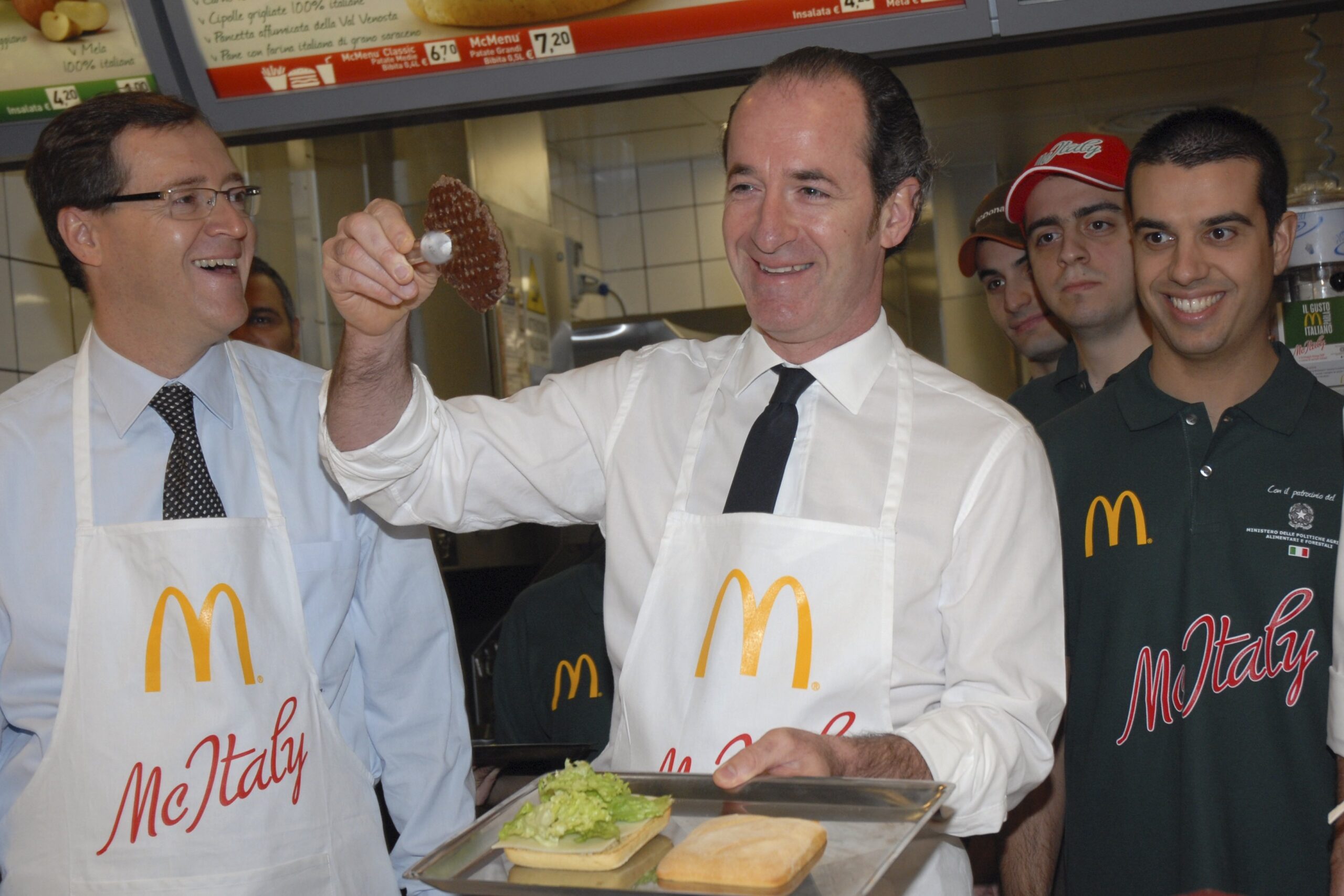 luca zaia 2021 mcdonalds mcitaly In questa foto rilasciata dall'ufficio stampa del Ministero dell'Agricoltura, il Ministro dell'Agricoltura Luca Zaia, al centro, regge un hamburger in un ristorante McDonalds nel centro di Roma, il 26 gennaio 2010. Il ministro dell'Agricoltura italiano difende la sua sponsorizzazione del nuovo hamburger tutto italiano di McDonald's tra le critiche di essersi venduto alle multinazionali e di aver sacrificato la reputazione culinaria dell'Italia. Altri non sono stati identificati. (Foto AP/Ufficio stampa del Ministero dell'Agricoltura, ho) SOLO USO EDITORIALE