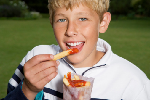 bambino patatine fritte