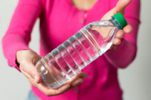 acqua bottiglie donna