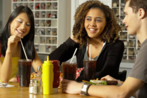 ragazzi bere coca cola fast food