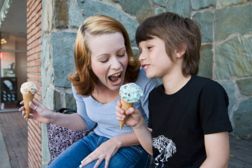 Madre e figlio mangiano due gelati