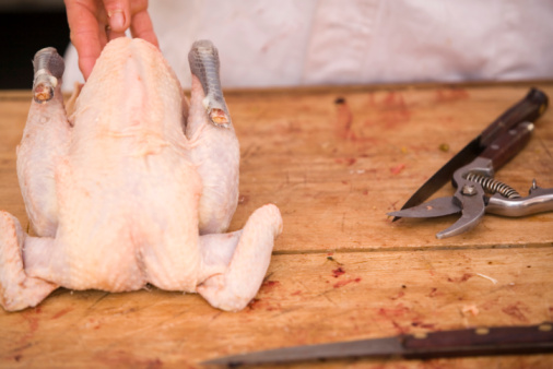 pollo crudo tagliere macellaio