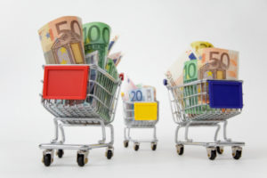 Tre carrelli pieni di banconote giganti in Euro; concept: supermercato