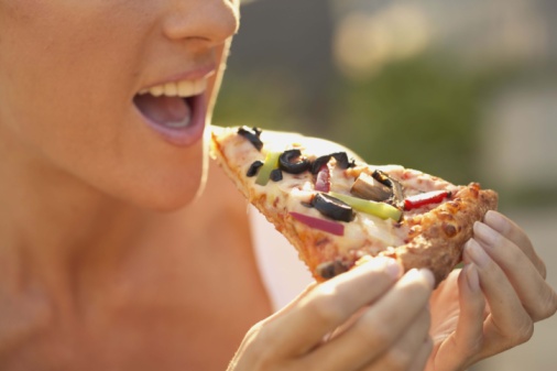 pizza mangiare donna