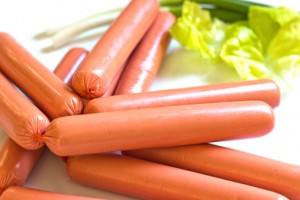 Würstel su un piatto