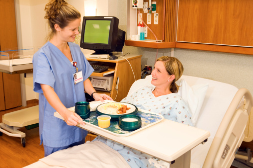 ospedale infermiera paziente letto pasto