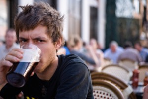 birra bere uomo alcolici
