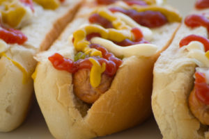 Hot dog con maionese, ketchup e senape