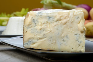 Fetta di gorgonzola su un piatto