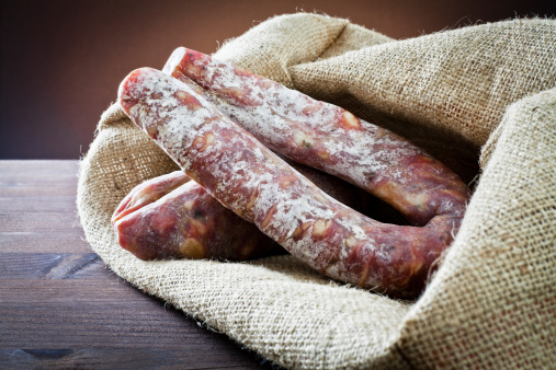 salsiccia salame carne 153661138