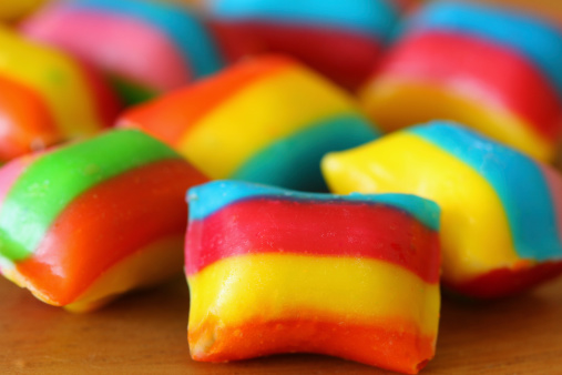 Caramelle colorate; concept: alimenti ultra trasformati