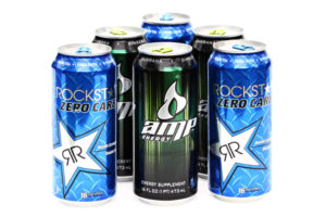 Lattine di energy drink o bevande energetiche