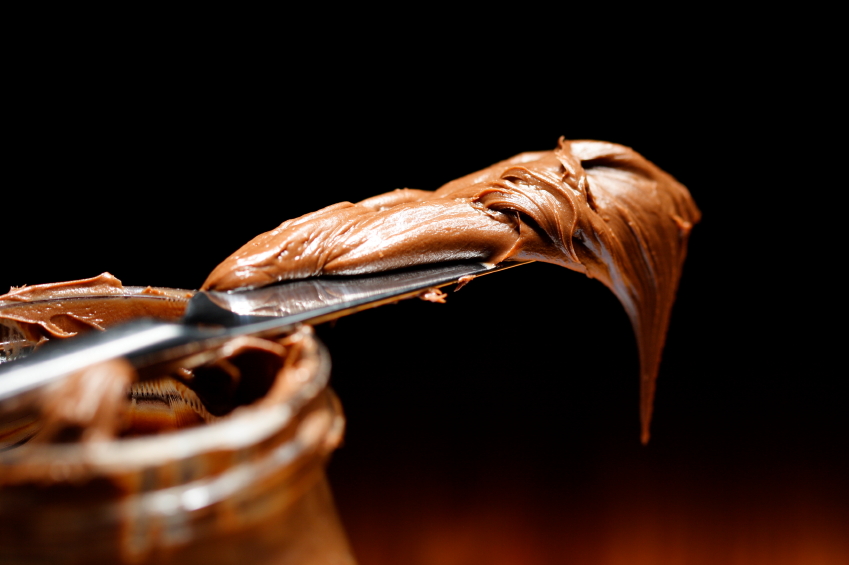 Una cucchiaiata di crema prelevata da un vasetto di Nutella