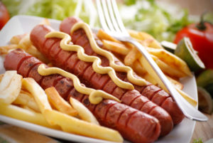 wurstel grigliati con senape e patatine