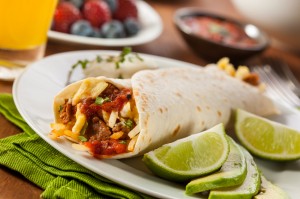 Burrito su un piatto con fette di lime
