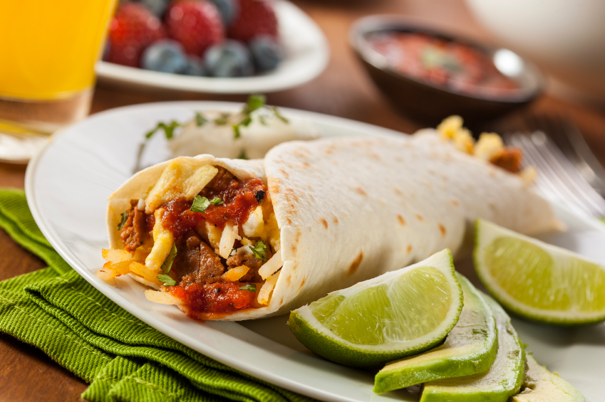 Burrito su un piatto con fette di lime