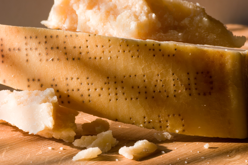 Formaggio Parmigiano Reggiano con marchio visibile sulla crosta; concept: DOP, indicazioni geografiche
