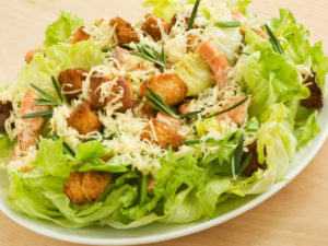 Caesar salad: insalata con pollo e crostini di pane