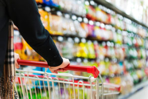 Lady pushing a shopping cart in the supermarket. supermercati