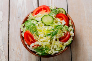 Ciotola di insalata con pomodori e cetrioli