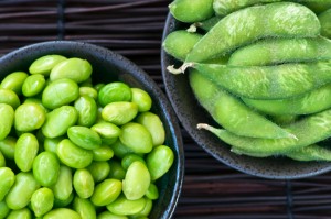 Soia edamame sgusciata e in baccello in due ciotole