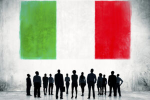 Bandiera italiana, sotto sagome stilizzate di persone; concept: made in Italy, consumatori