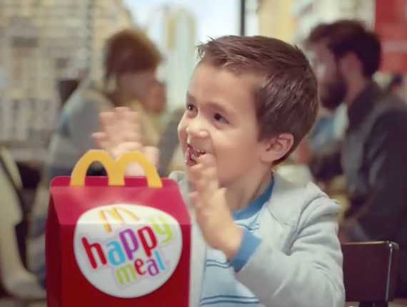 pubblicita mcdonalds happy meal 2015 bambino