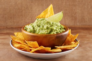 Ciotola di guacamole con nachos
