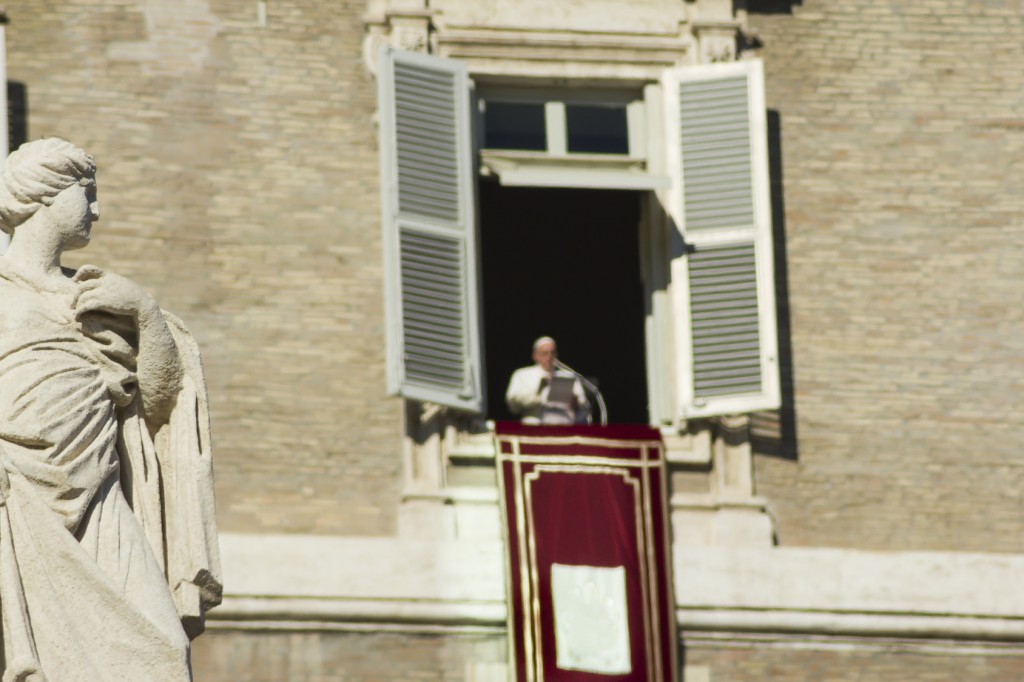 vatican pope francesco bergoglio rome talking window