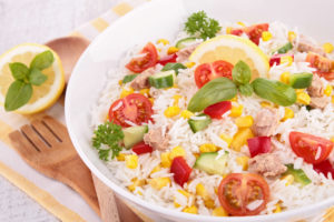 Insalata di riso con mais, pomodorini, cetriolo e uovo