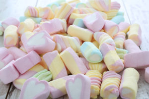 Marshmallow assortiti; concept: dolci, caramelle