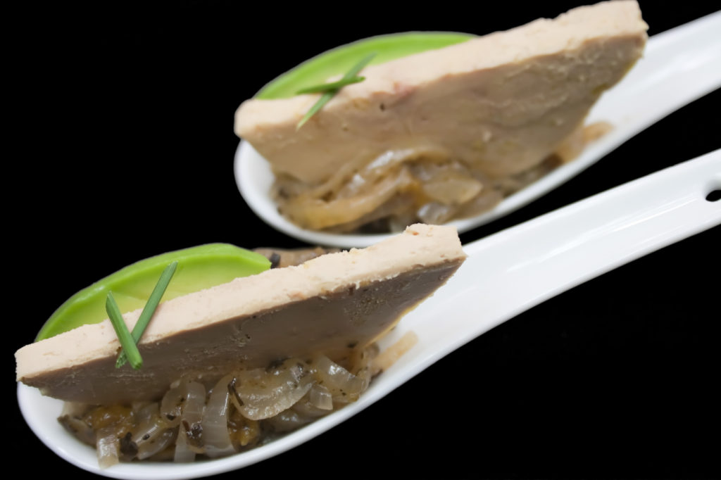 Foie gras su un cucchiaio da degustazione 
