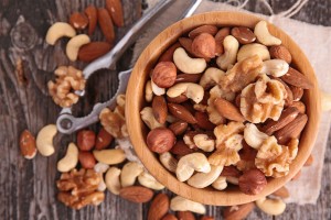 Frutta secca a guscio sgusciata assortita: noci, nocciole, anacardi, mandorle