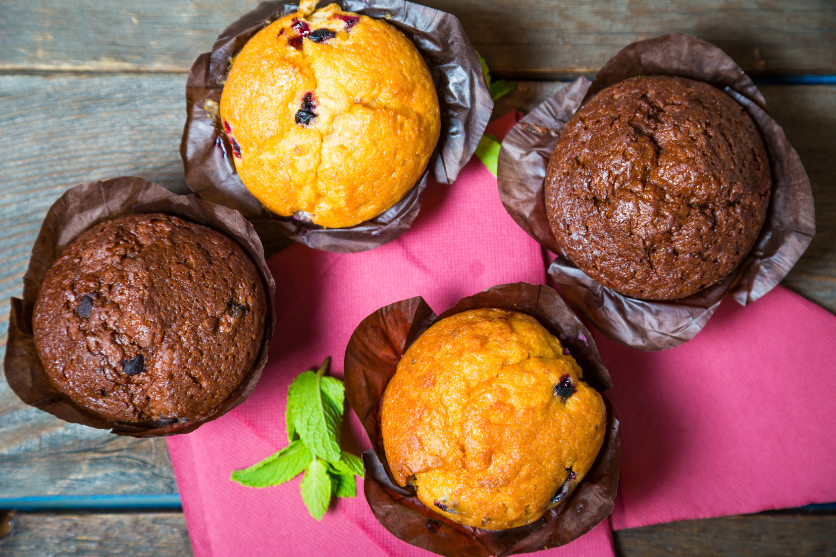 Due muffin al mirtillo e due al cioccolato; concept: merendine