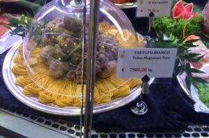 Tartufo bianco esposto da Peck, Milano, 2015