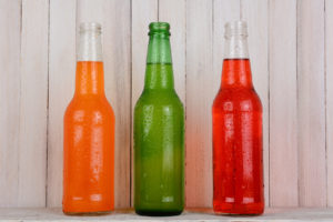 Bottiglie di bibite colorate