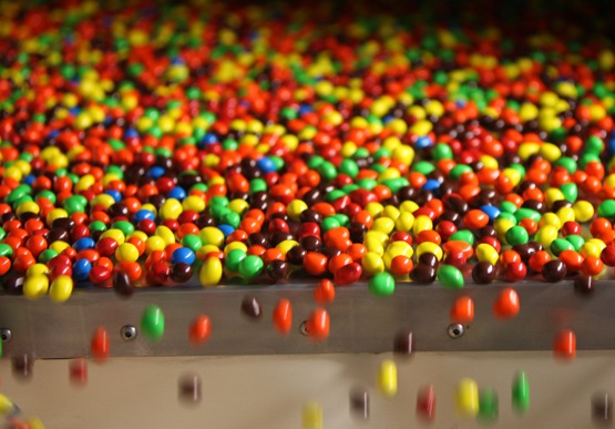 Confetti colorati tipo M&M's; concept: biossido di titanio, coloranti