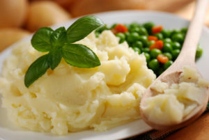 pur di patate con contorno di piselli
