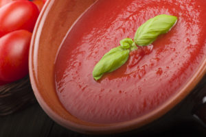 conserve, passata con due foglie di basilico