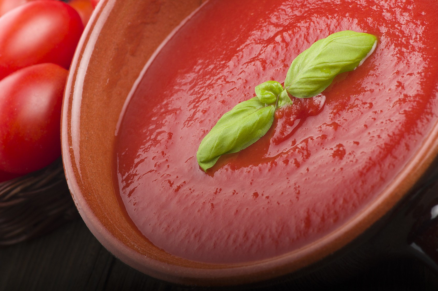 conserve, passata con due foglie di basilico