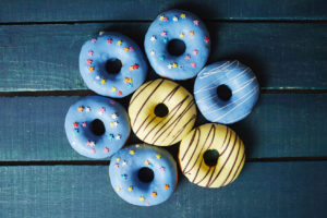 Ciambelle glassate di blu e giallo