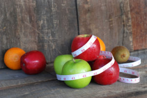 Mele avvolte da un metro a nastro; concept: dieta