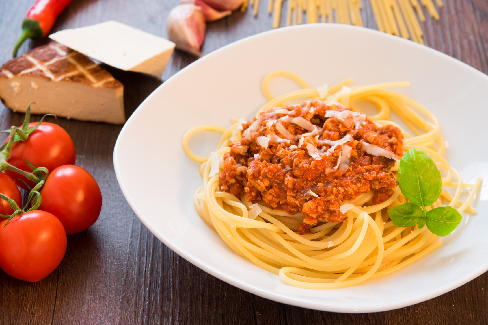 Piatto di spaghetti alla Bolognese con ragù di carne o vegetale