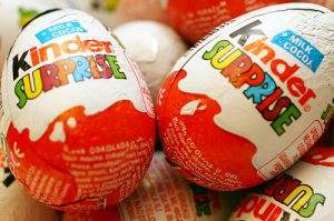 Due ovetti Kinder Sorpresa Ferrero appoggiati su altri ovetti