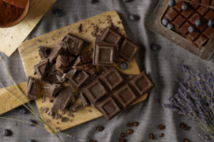 Tavoletta di cioccolato fondente fatta a pezzi su un tagliere