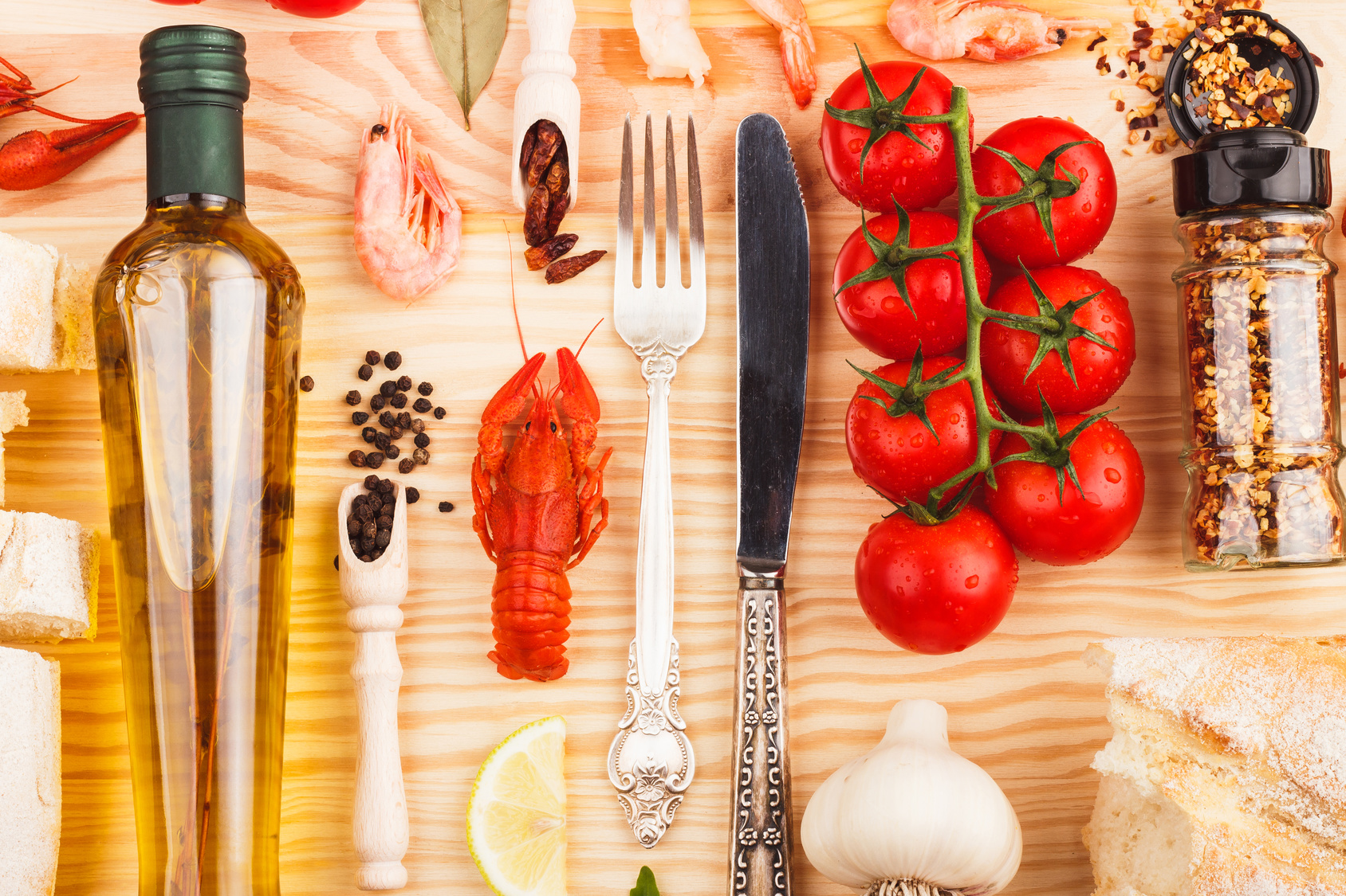 olio spezie pomodori crostacei aglio posate cibo