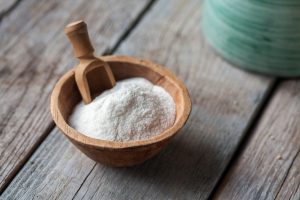 Una ciotola di legno con farina di riso