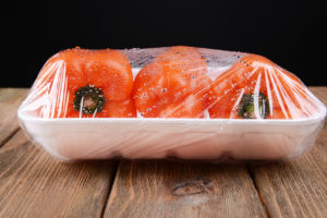 peperoni in vaschetta di plastica con pellicola per alimenti